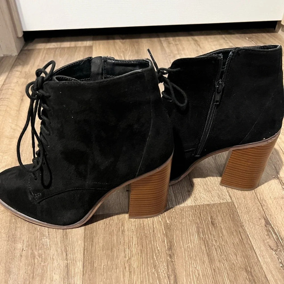 SODA black lace up velvet boots size 9. - Picture 2 of 7